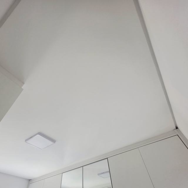 Forro de gesso liso com luminária quadrada sobre armários