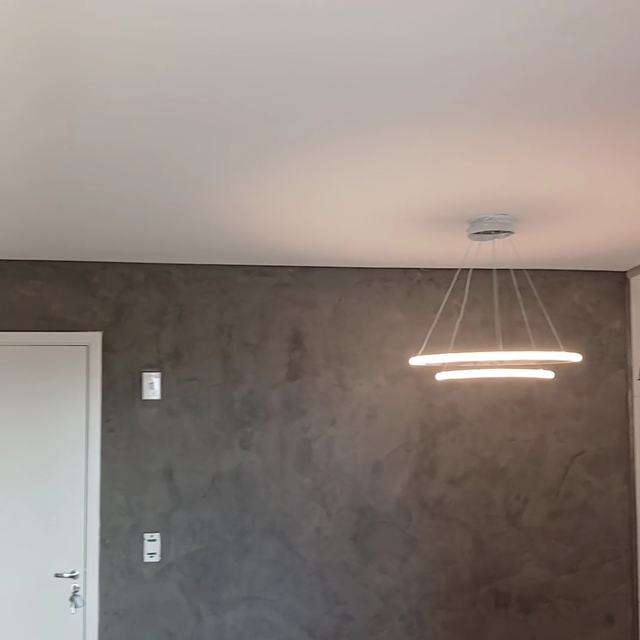 Forro liso em sala com luminária pendente, obra em finalização