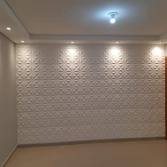Parede 3D branca com rebaixamento de gesso e spots embutidos