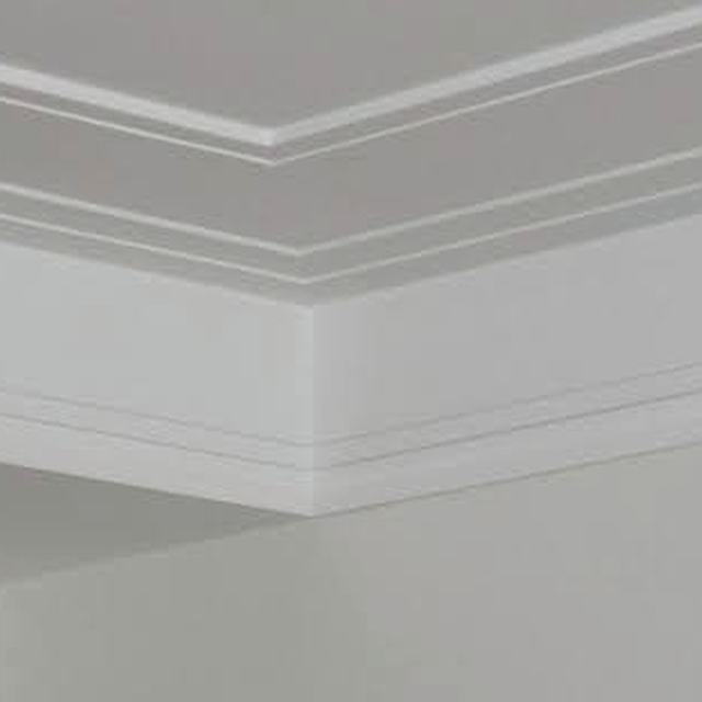 Sanca de gesso com molduras no encontro do teto